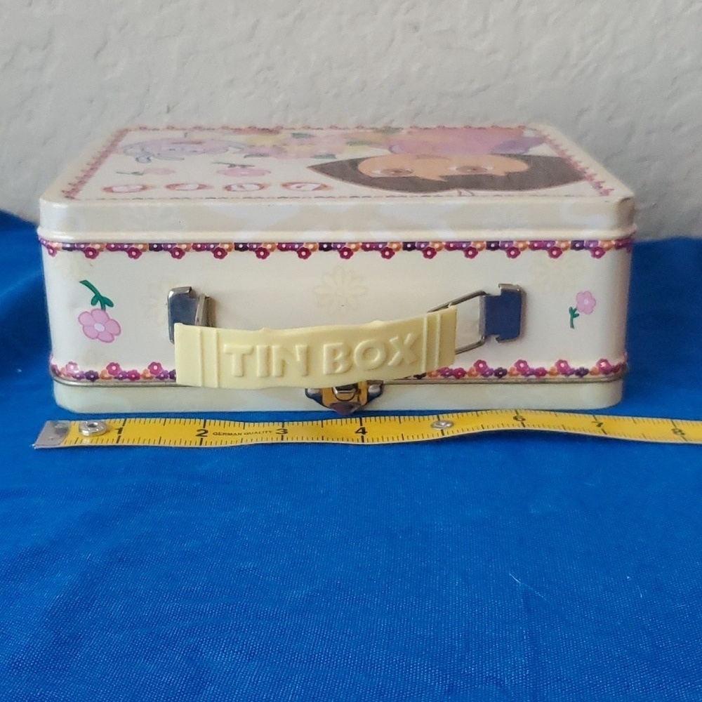 2005 Dora the Explorer tin box metal lunch box Beauty in Bloom - Picture 6 of 8